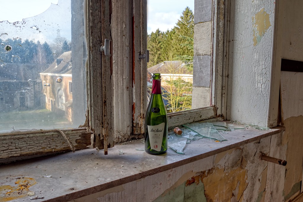 chateau rouge kasteel urbex hdr hotel torrance titantia bambi red castle verlaten trash abandoned